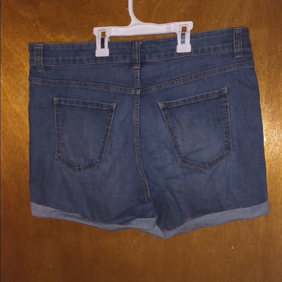 Shorts - Picture 3 of 4
